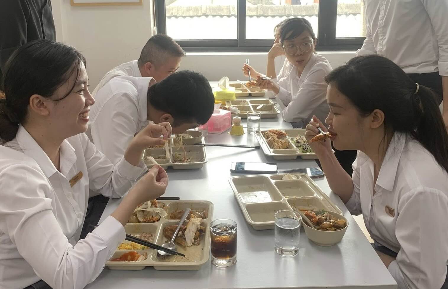 「労働組合の食事」は、ホエウ市内の会社で働いている150人以上の組合員、労働者を対象としています。写真:ホエウ労働組合