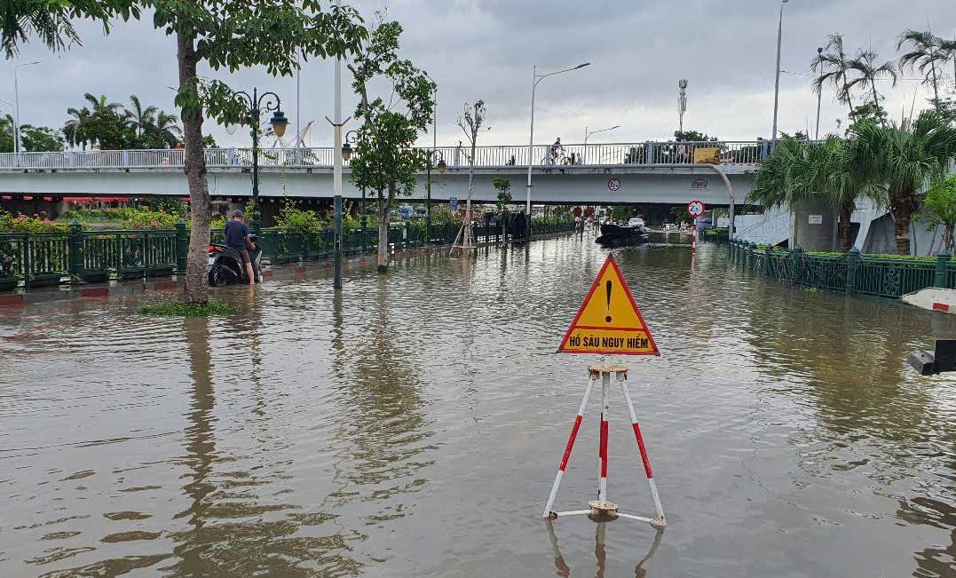 Don vi thoat nuoc cung cam bien canh bao nguy hiem de cac phuong tien di chuyen lo trinh, tranh di qua doan duong ngap. Ảnh: Mai Chi