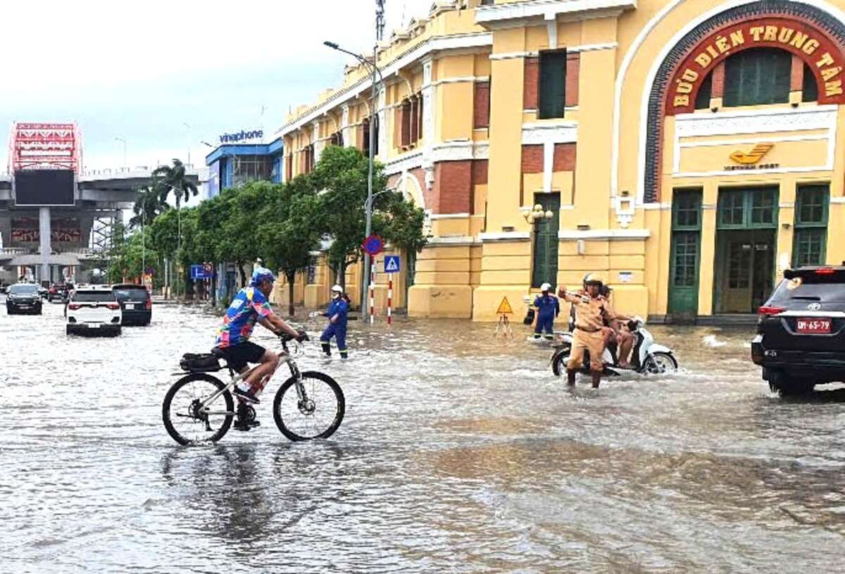 CSGT xan quan, loi nuoc, ho tro cac phuong tien de tranh un tac giao thong, bao dam an toan.