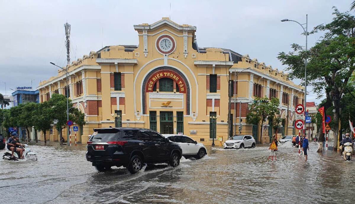 Khu vuc truoc Buu dien thanh pho menh mong nuoc trong chieu 22.7.