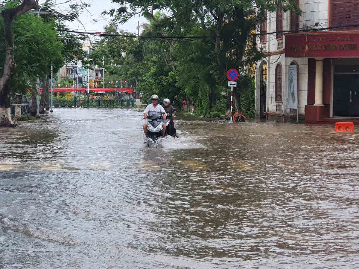 Khu vuc chan cau Lac Long cung ngap ung keo dai nhieu gio.