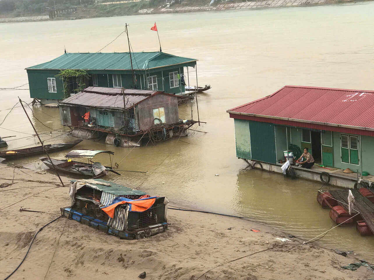 台風3号を避けるためにホアビン水力発電所の下に52世帯の漁村を移転。写真:Yen San