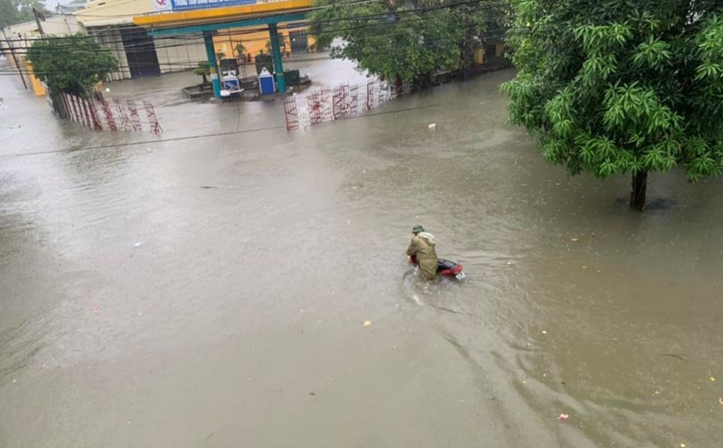 Prolonged rain caused many roads in Thanh Hoa to be deeply flooded, making it difficult for people to cross the flood and move. Photo: Tran Lam