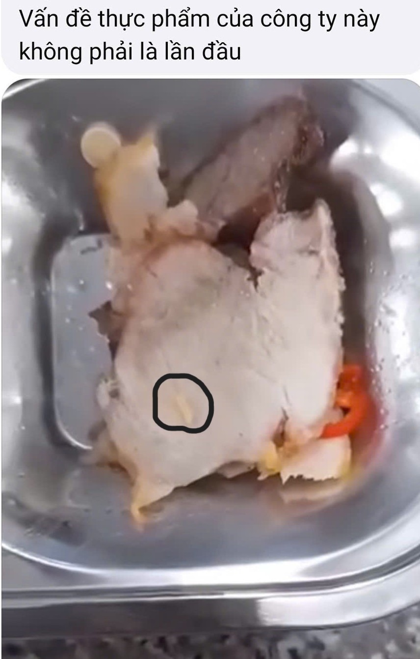 Cong nhan hoang hot khi phat hien roi trong suat com trua. Anh: Cong nhan cung cap.