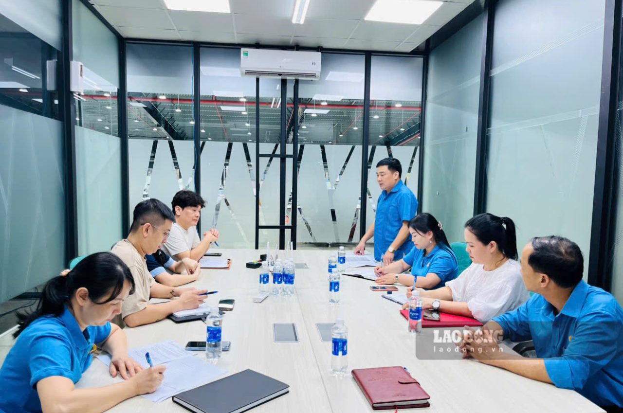 Lien doan Lao dong tinh Lao Cai lam viec voi Cong ty TNHH Unico Global de xac minh, lam ro vu viec. Anh: Van Duc.