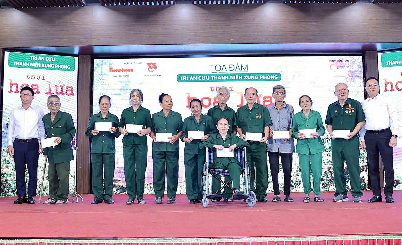 座談会で11人の退役軍人に贈り物を贈る。写真:Pham Truong.