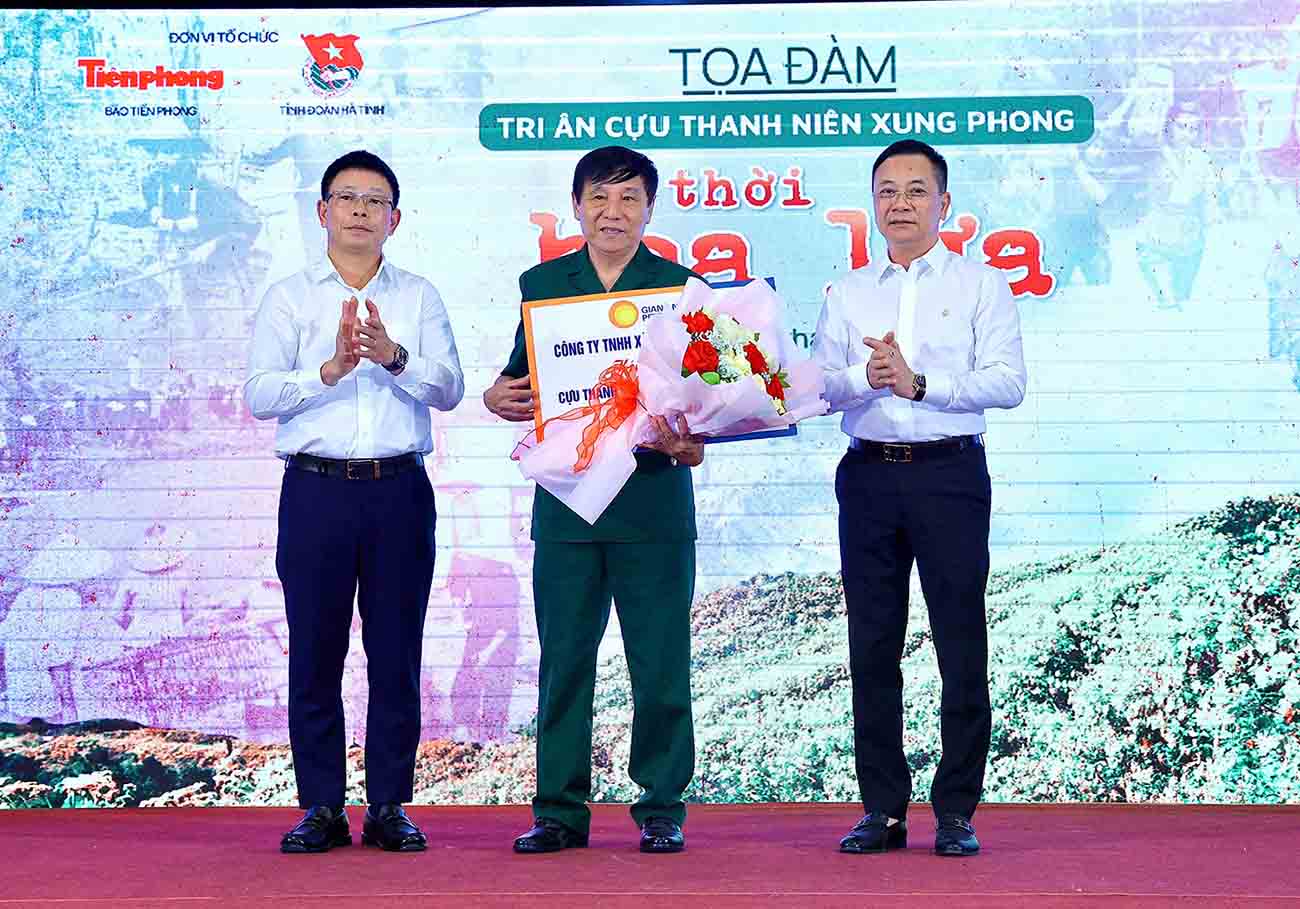 Trao bieu trung ho tro 50 trieu dong cho Hoi cuu TNXP tinh Ha Tinh. Anh: Pham Truong.