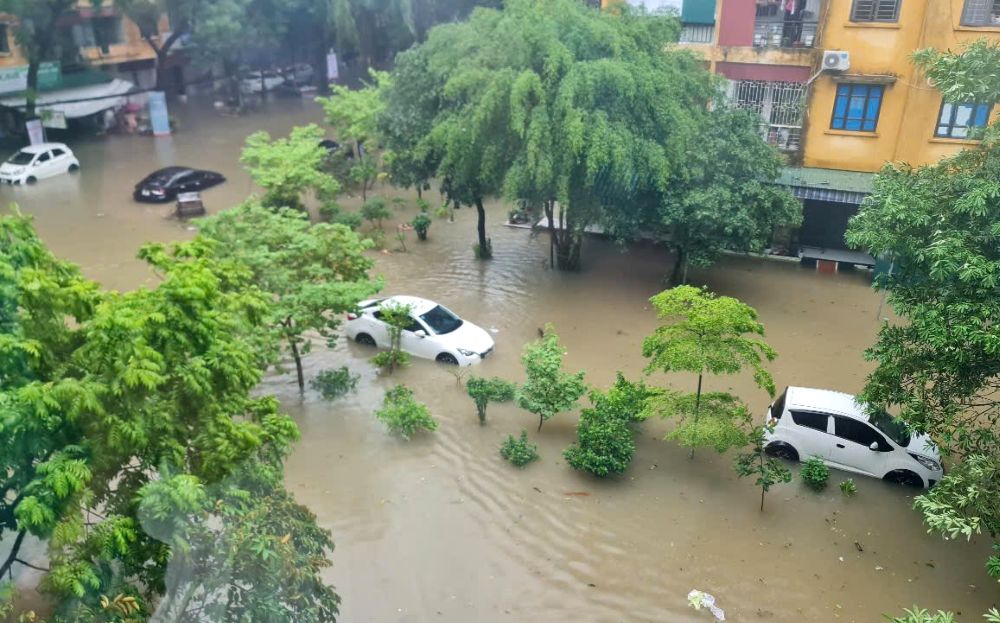 Nhieu o to tai khu vuc chung cu Dong Phat, phuong Hac Thanh, tinh Thanh Hoa bi ngap trong nuoc. Anh: Quach Du