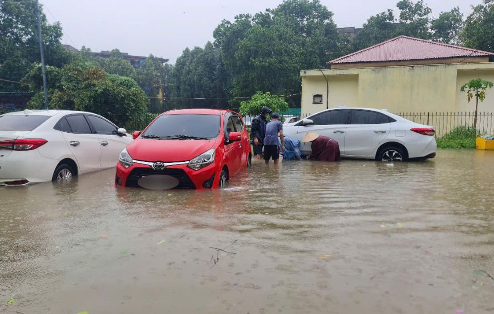 Truoc tinh trang ngap nang, nhieu chu xe da tien hanh ke, dua xe len vi tri cao rao. Anh: Quach Du