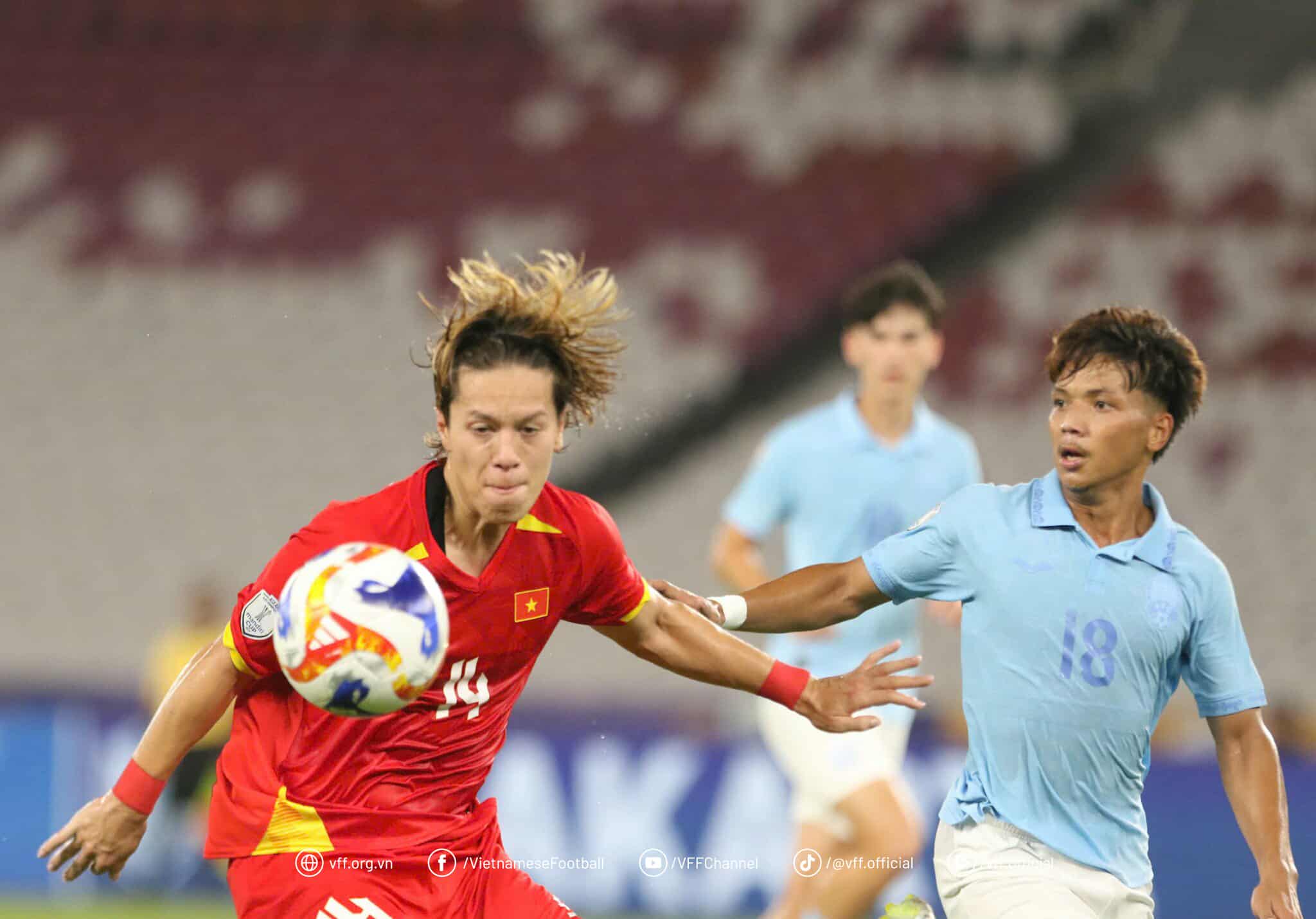Cac cau thu U23 Viet Nam choi lan luot ngay tu dau. Anh: VFF