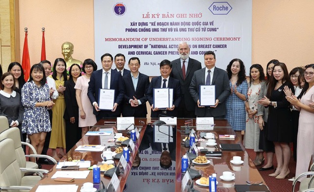 Deputy Minister of Health Nguyen Tri Thuc and Deputy Ambassador of Switzerland - Mr. Aldo De Luca congratulated the signing of a cooperation agreement between the development of a 'National Action Plan on the prevention of breast cancer and cervical cancer' between the units. Photo: Tran Minh/Ministry of Health