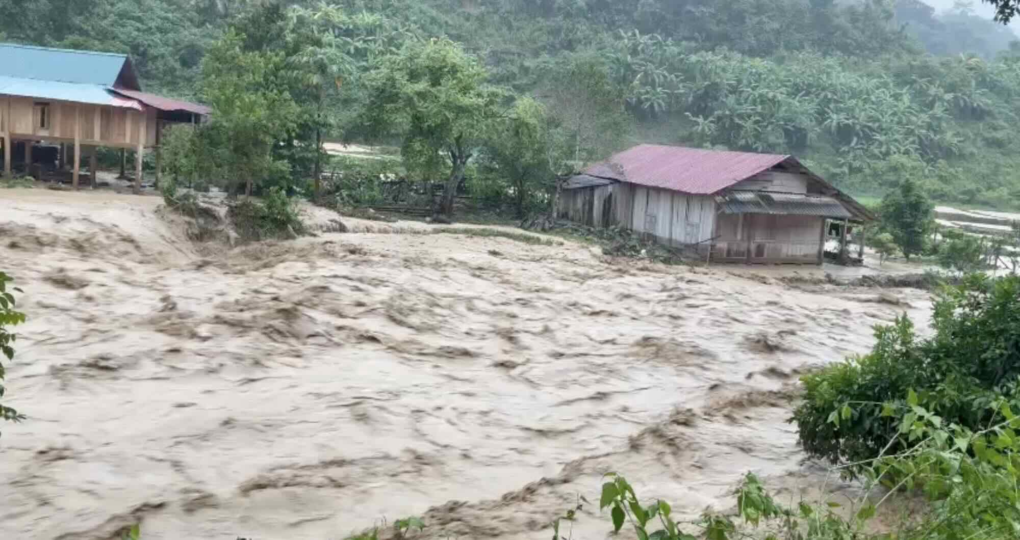 Nghe An省の国境コミューンを破壊する大洪水のビデオ.