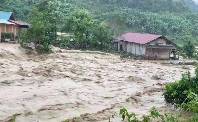 Video of flash floods destroying a border commune in Nghe An.