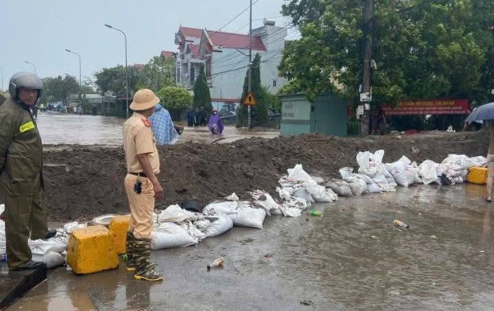 Càu Khuẻを通過する車両を停止する機能。写真:An Khanh Xa、ハイフォン市。