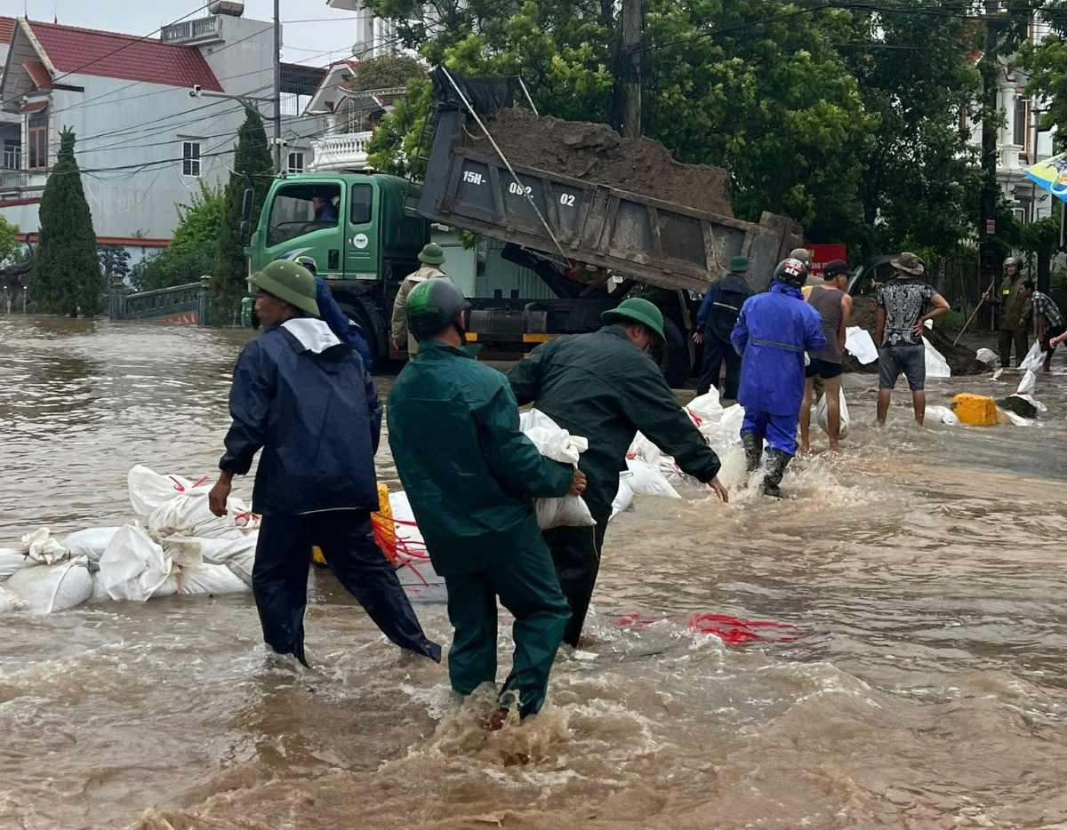 Chinh quyen va nhan dan xa An Hung do dat, chan dong nuoc khu vuc chan cau Khue. Ảnh: Xa An Hung