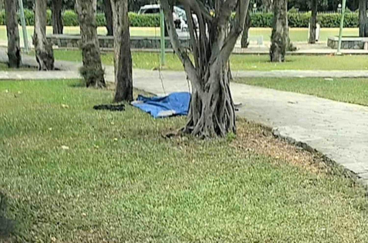 Một phụ nữ chưa rõ danh tính tử vong bất thường ở công viên bờ biển Nha Trang. Ảnh: Phương Linh