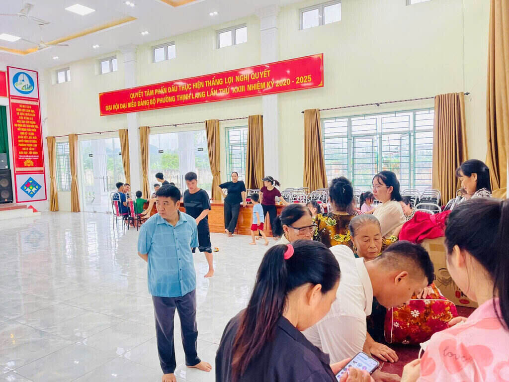 Cac ho dan duoc chuyen den Nha van hoa phuong Tan Thinh (cu) de dam bao an toan.