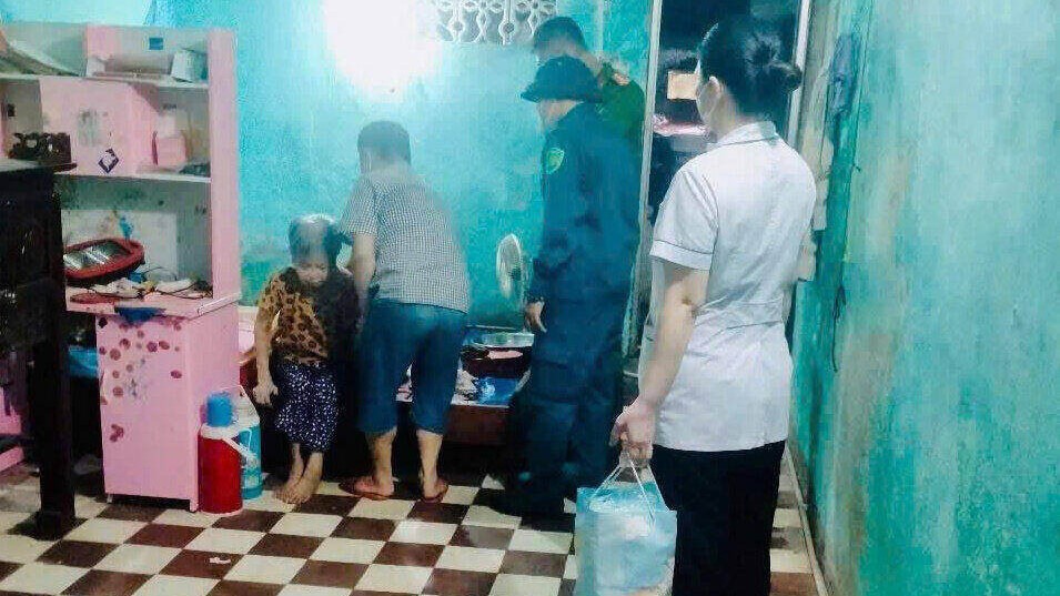 Cac luc luong phuong Hoa Binh van dong di doi nhieu ho dan den noi toan, tranh bao so 3. Anh: Don vi cung cap