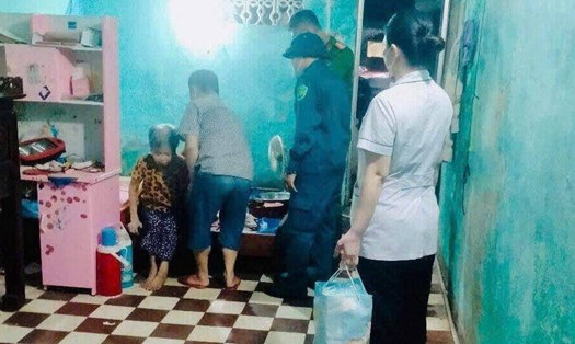 Các lực lượng phường Hòa Bình vận động di dời nhiều hộ dân đến nơi toàn, tránh bão số 3. Ảnh: Đơn vị cung cấp