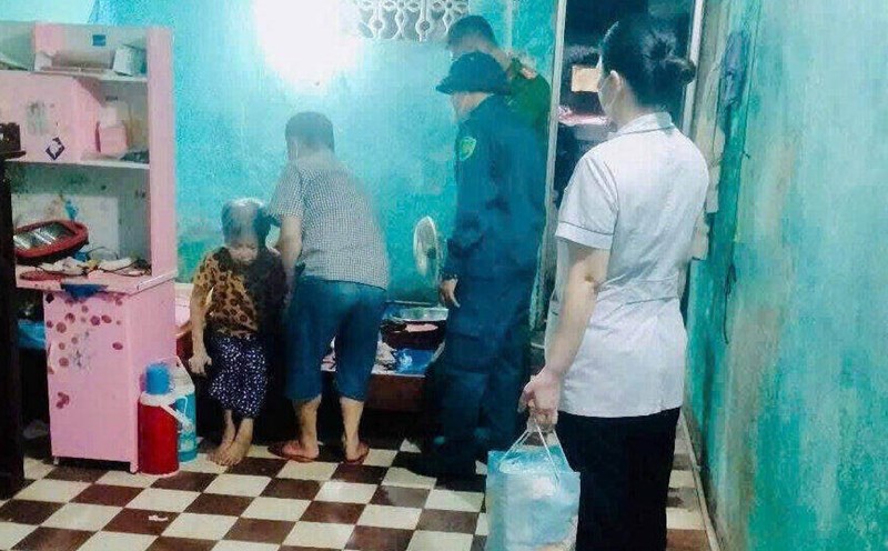 Hoa Binh ward forces mobilized many households to evacuate to the full location to avoid storm No. 3. Photo: Provided by the unit