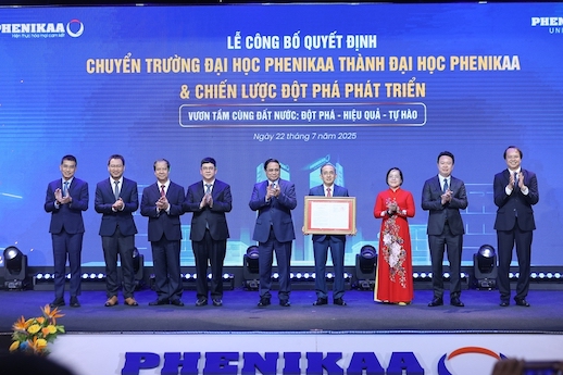 Thu tuong Pham Minh Chinh trao quyet dinh ve viec chuyen Truong Dai hoc Phenikaa thanh Dai hoc Phenikaa - Anh: VGP/Nhat Bac