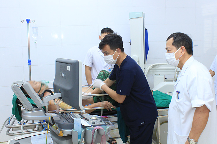 3 patients on a pickup truck in the cable break in Dien Bien are being monitored and treated at the Provincial General Hospital. Photo: Linh Trang
