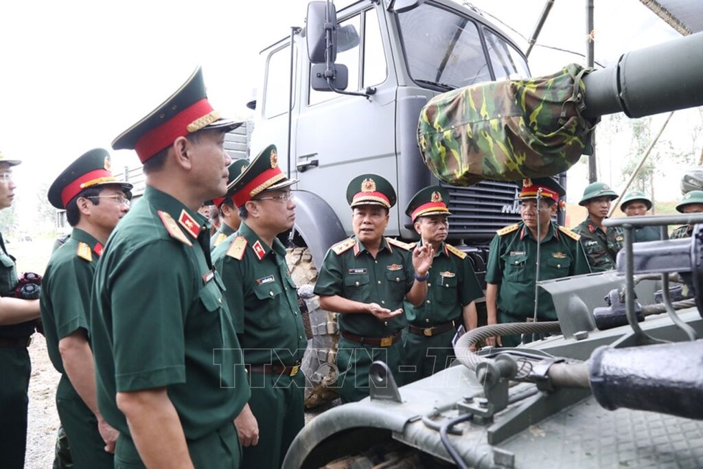 쩐 민 득 중장과 실무단이 A80 임무 수행 수단의 기술 보장 작업을 점검하고 있습니다. 사진: TTXVN