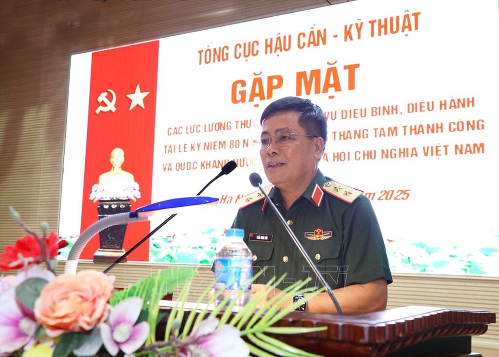 Trung tuong Tran Minh Duc, Chu nhiem Tong cuc Hau can - Ky thuat phat bieu tai buoi gap mat. Anh: TTXVN