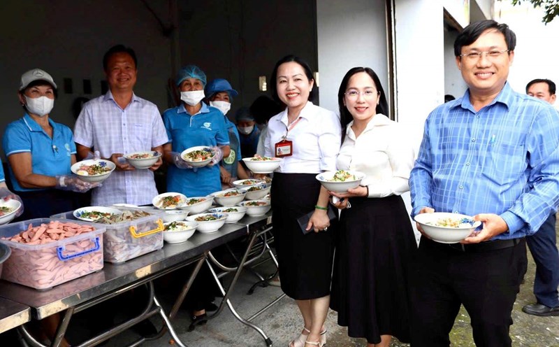 1,000 bowls of 0 VND noodles are being given to disadvantaged workers. Photo: Thu Dau Mot Ward Electronic Information Portal
