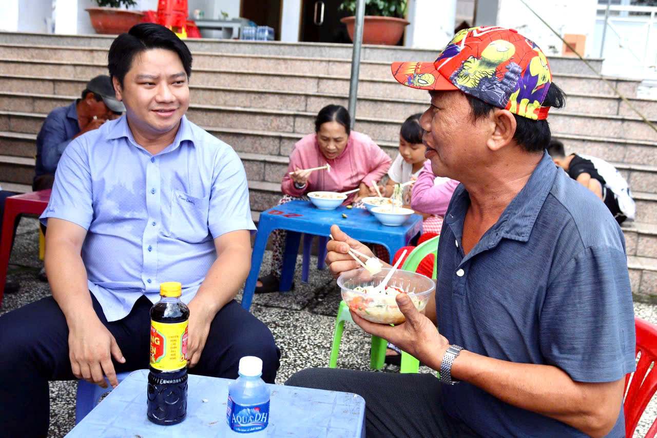 Nhung to mi 0 dong lam am long nguoi lao dong kho khan. Bi thu Dang uy