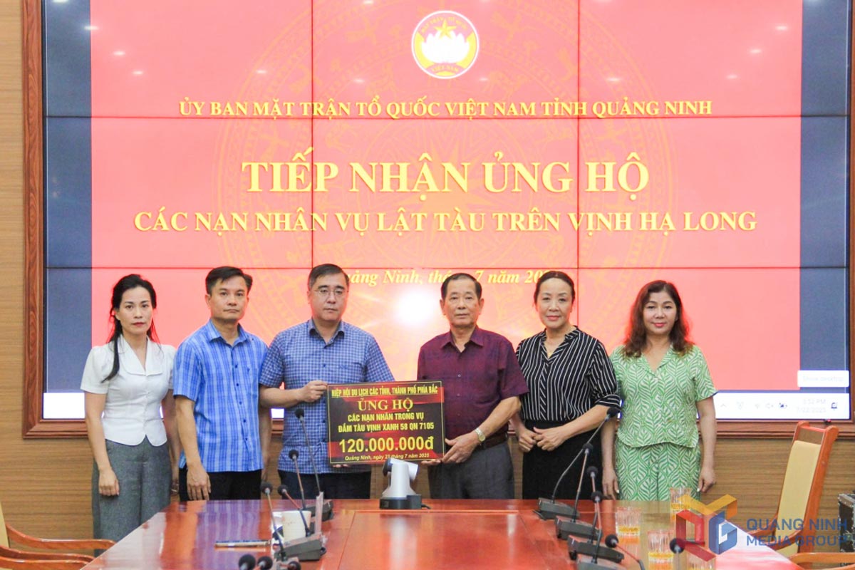 El Comite del Frente de la Paterna de la provincia de Quang Ninh recibe VND 220 millones para apoyar a las victimas de los barcos turisticos en Ha Long Bay. Foto: Centro de comunicacion Quang Ninh