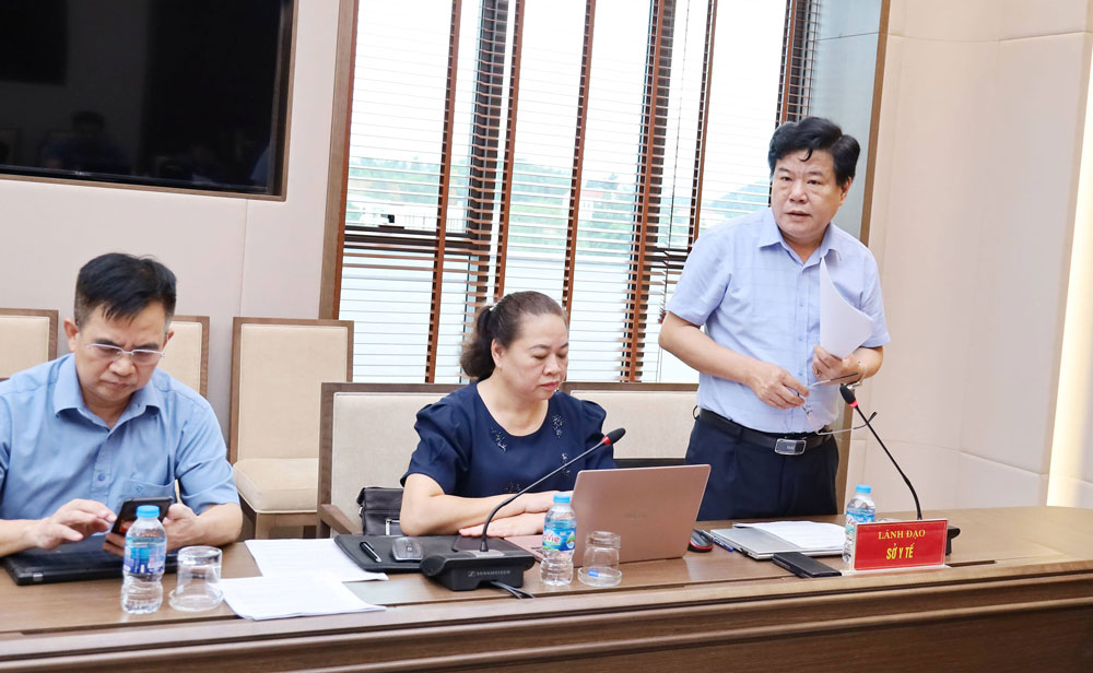 Giam doc So Y te tinh Lao Cai Hoang Quoc Huong bao cao tien do trien khai Ho so benh an dien tu. Anh: Nguyen Hien
