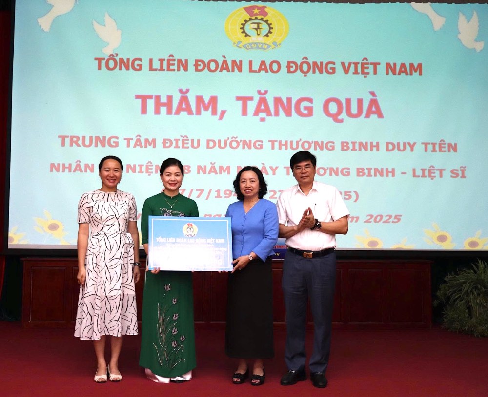 Pho Chu tich Thuong truc Tong LDLDVN Thai Thu Xuong (thu 2 tu phai sang) trao qua cho dai dien Trung tam Dieu duong thuong binh Duy Tien. Anh: Nguyen My