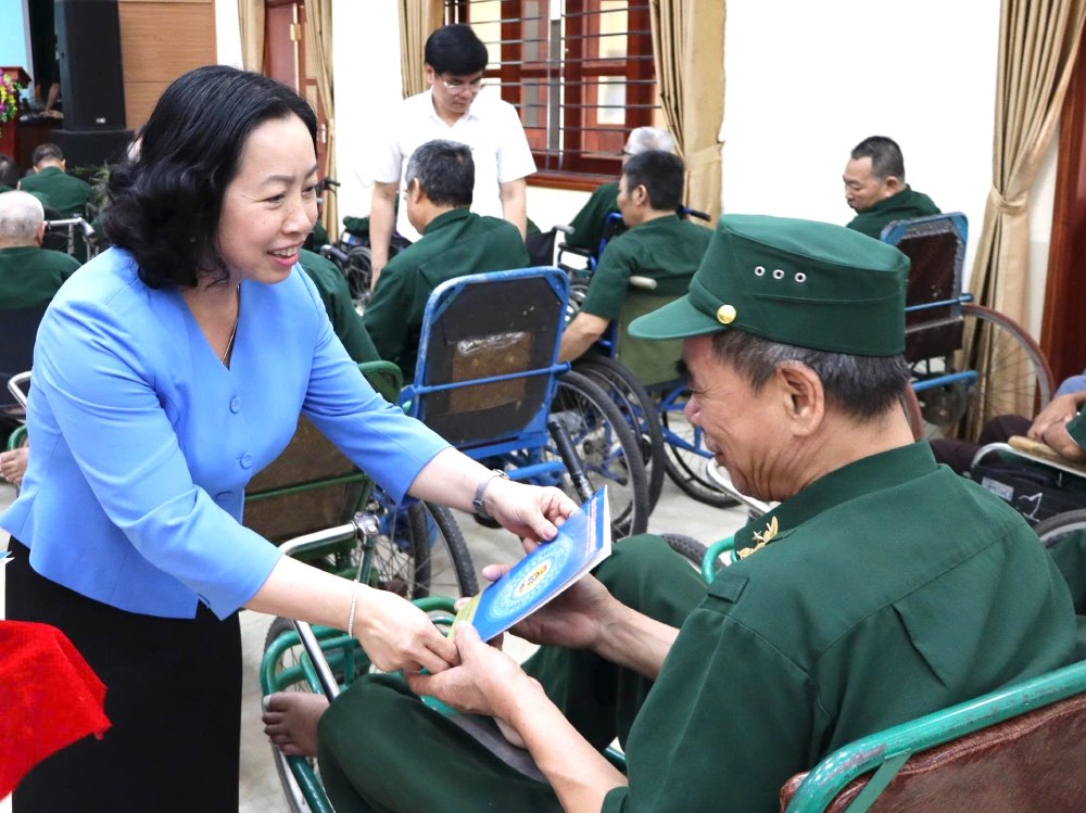 Tong LDLDVNのThai Thu Xuong副事務局長が傷病兵に贈り物を贈呈。写真:Nguyen My