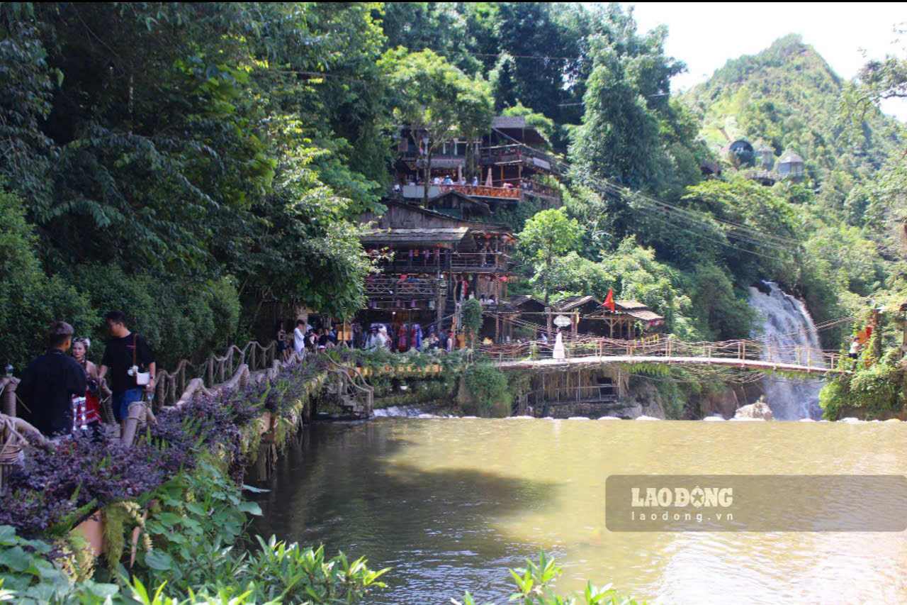 Lot thom trong thung lung Muong Hoa xanh ngut ngan, ban Cat Cat la noi sinh song cua dan toc H'Mong. Cac ho dan hau het nam doc tren con duong lat da giua ban va rai rac tren cac suon nui.