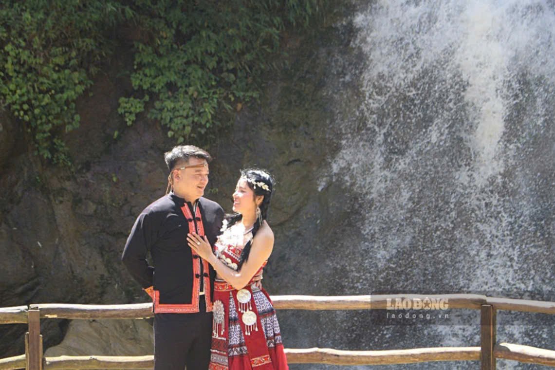 Nhung dong thac tung bot trang xoa, hoa voi dong suoi nho trong vat rach rach chay qua giua bao quanh nui non hung vi tao nen khong gian hung vi, tho mong.