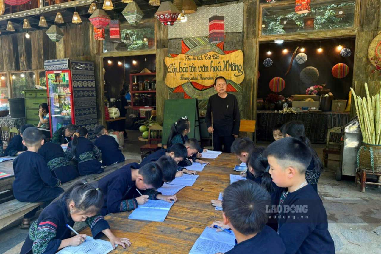 De giu gin va bao ton gia tri truyen thong, cac em nho H'Mong duoc tham gia lop hoc van hoa Mong mo ngay giua trung tam ban. Khong gian lop hoc soi dong cung nhung net van hoa duoc bao ton cua nguoi H'Mong dem lai trai nghiem hap dan doi voi du khach.