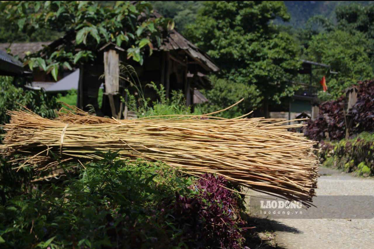 Nguoi dan H'Mong con giu gin nhieu nghe thu cong truyen thong nhu trong lanh det vai, cham tro bac…Du khach toi ban duoc truc tiep nghe, xem nguoi dan gioi thieu qua trinh lam ra cac san pham thu cong.