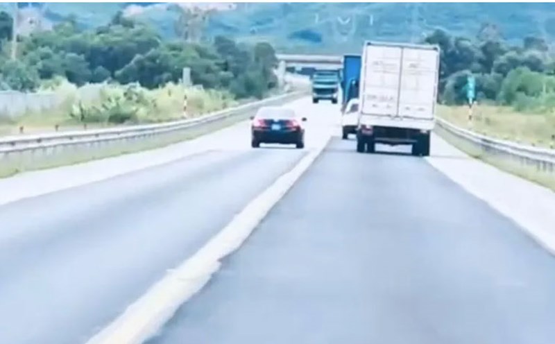 The moment driver B drove a blue-plate car recklessly on the highway was recorded by a dashcam. Photo: Traffic Police Department