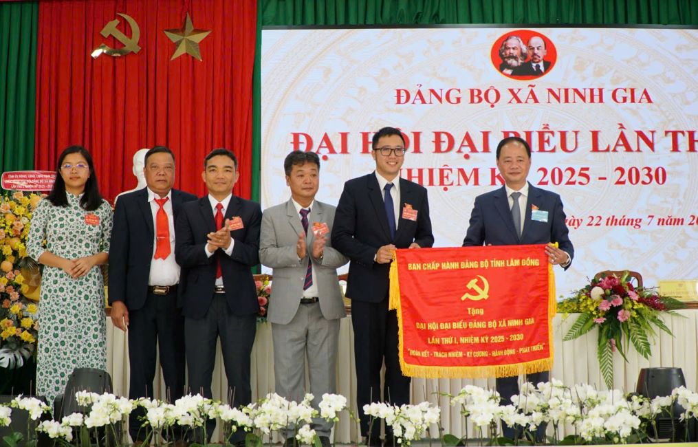 Ong Tran Hong Thai – Pho Bi thu Tinh uy, Chu tich HDND tinh Lam Dong (bia phai) tang buc truong chuc mung Dai hoi. Anh: Lam Hong