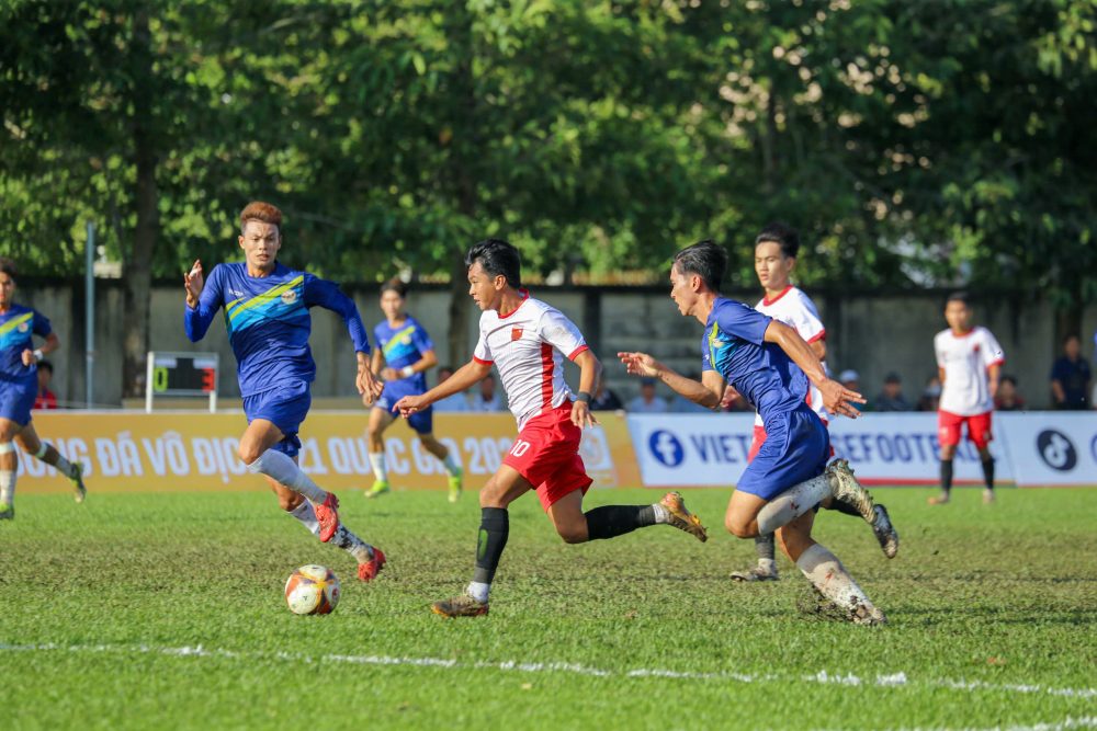 U21 Tay Ninh (ao trang) thua dam TPHCM. Anh: VFF