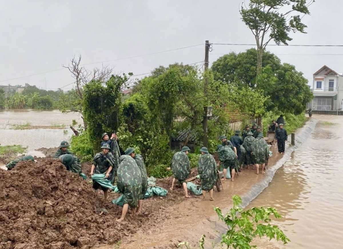 Hung Yen省軍事司令部がHung Yen省Hong Vuコミューンの堤防浸水事故の復旧に参加。写真:Hong Vuコミューン文化社会室