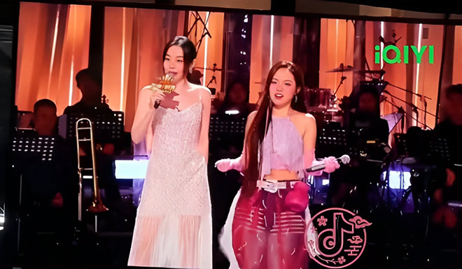 Phuong My Chi huong dan giam khao Truong Luong Dinh nhay lac hong. Anh: Cat tu clip