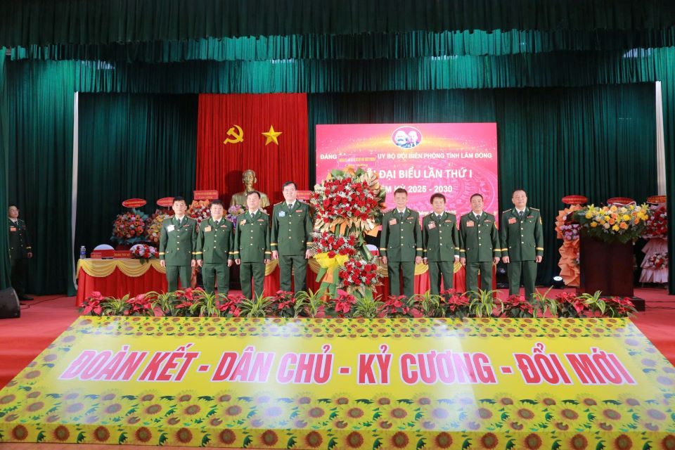 Tran Van Le 大佐、国境警備隊副参謀長が大会を祝う花束を贈呈。写真:Van Hoan