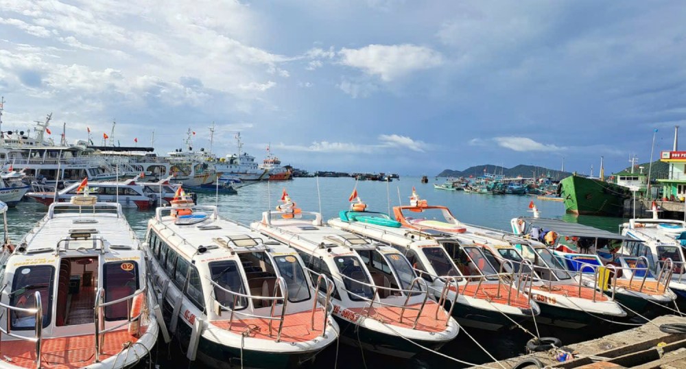 An Giang 지방 인민위원회는 Phu Quoc 특별 구역 지역의 항구 및 부두 운영 관리를 강화할 것을 요청합니다. 사진: Xuan Nhi