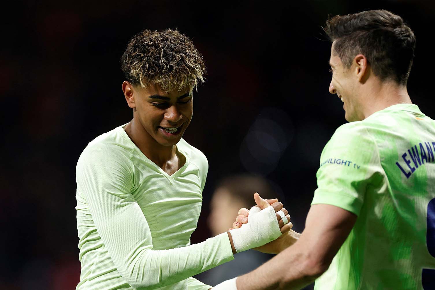 Marcus Rashford se nhan luong cao gan bang Lamine Yamal va Robert Lewandowski tai san Camp Nou. Anh: AFP
