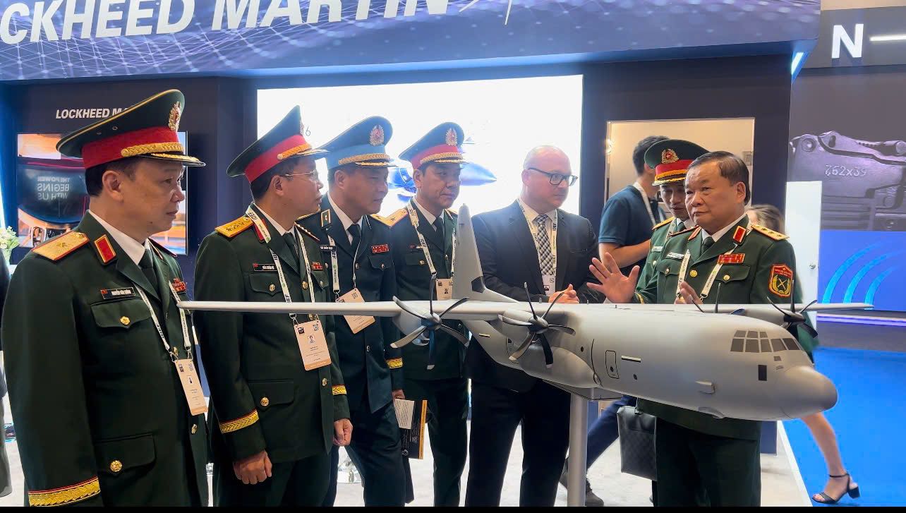 호앙쑤언찌엔 상장 당 중앙위원회 위원 중앙 군사위원회 상임위원 국방부 차관이 부스를 방문하고 있습니다. 사진: 국방부