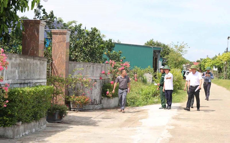 The leaders of the People's Committee of Duc Quang commune (Ha Tinh province) deploy steps in site clearance to implement compensation for households affected by the high-speed railway project. Photo: Tran Tuan