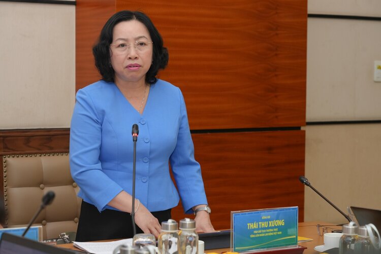 타이 투 쓰엉 베트남 노동총연맹 상임 부위원장이 페트로베트남 노동조합 노동자들의 정치 교육 사상 법률 홍보 사업 효과 평가에 대한 설문 조사에서 발언하고 있습니다. 사진: 항 응아