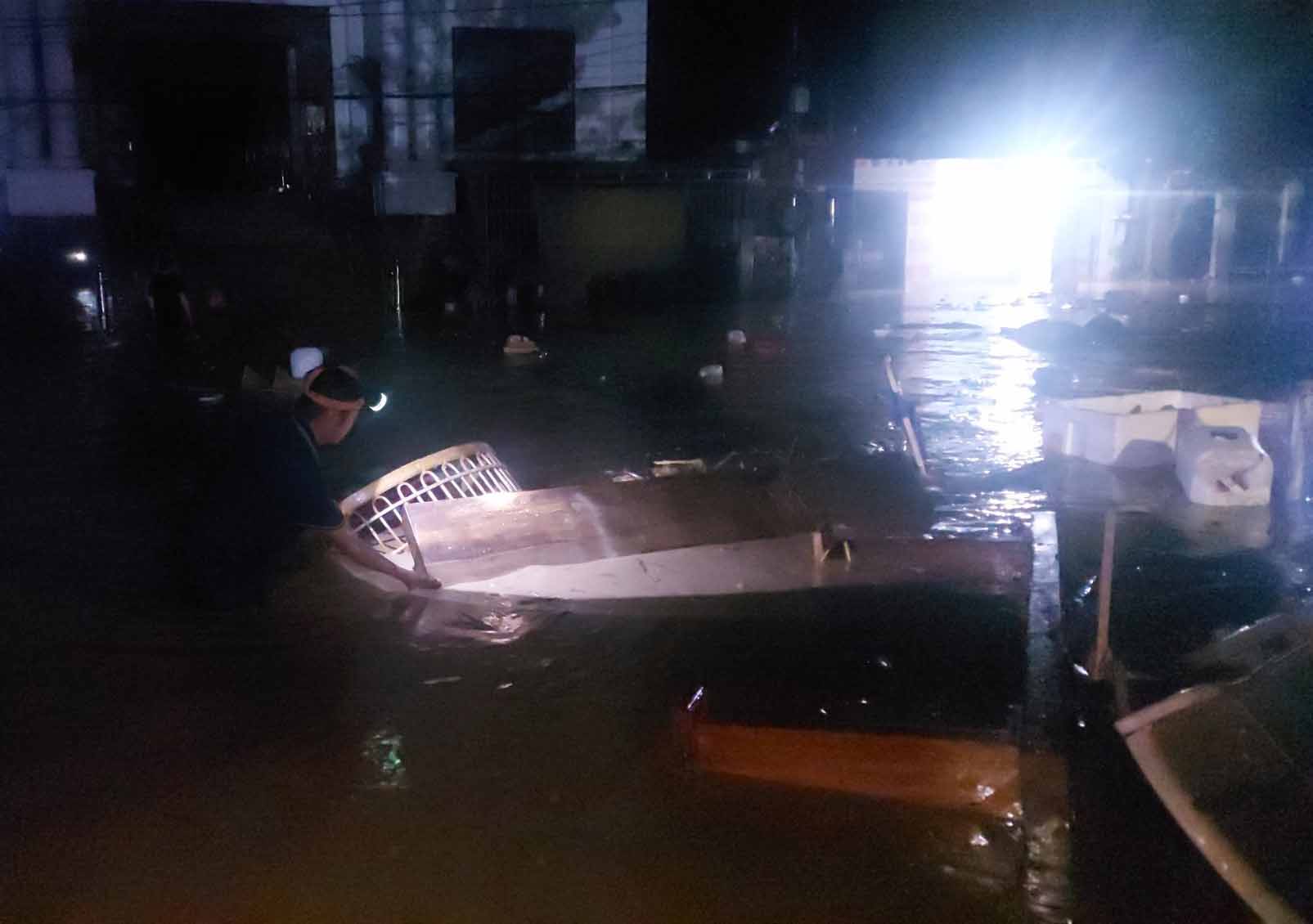Muong Xen コミューンで洪水と深い浸水に苦しむ住民。写真: Dao Tho.